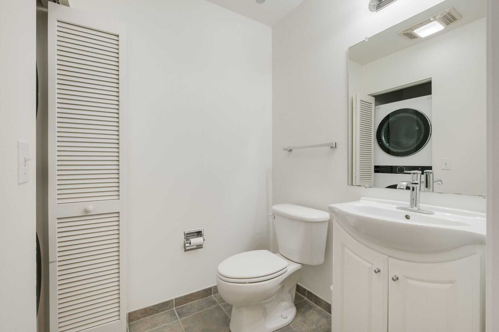 720 West Randolph Street, Unit 905 Chicago, IL 60661 - Photo 12 of 30 a bathroom with a sink a toilet and a mirror