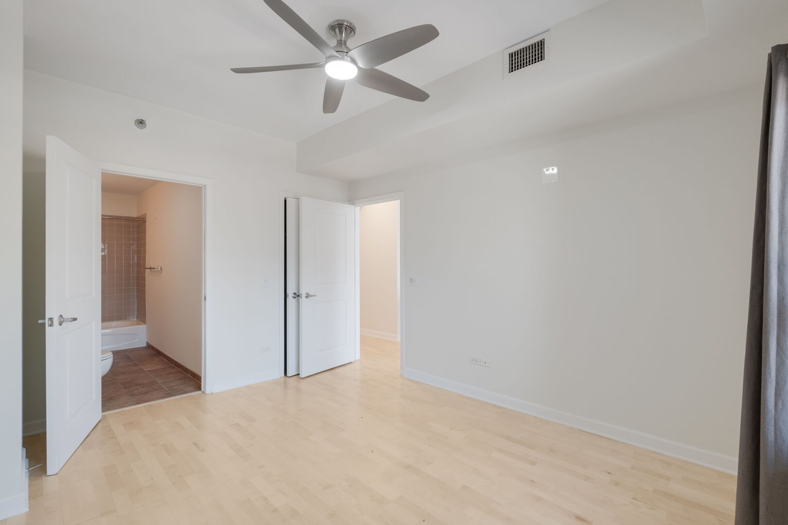720 West Randolph Street, Unit 905 Chicago, IL 60661 - Photo 17 of 30 an empty room with closet and a ceiling fan