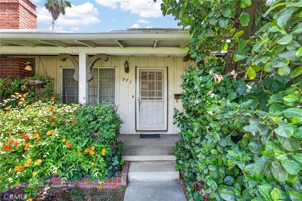 977 North Riverside Avenue Rialto, CA 92376 - Photo 3 of 39