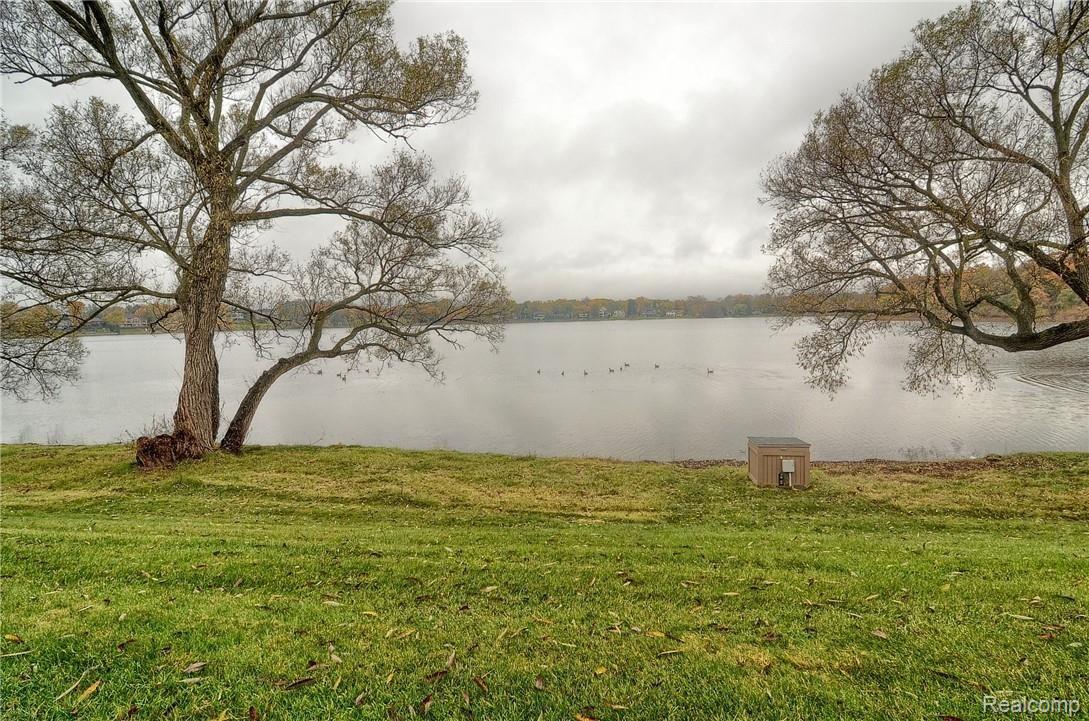 1954 Klingensmith Road Bloomfield Hills, MI 48302 - Photo 28 of 28 28-Lake.jpg