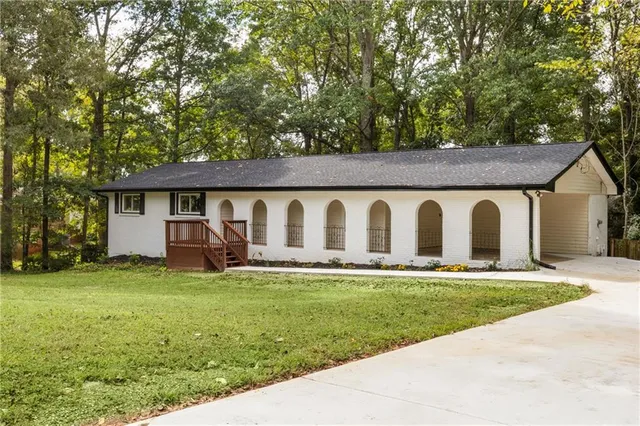 a view of a house with a yard