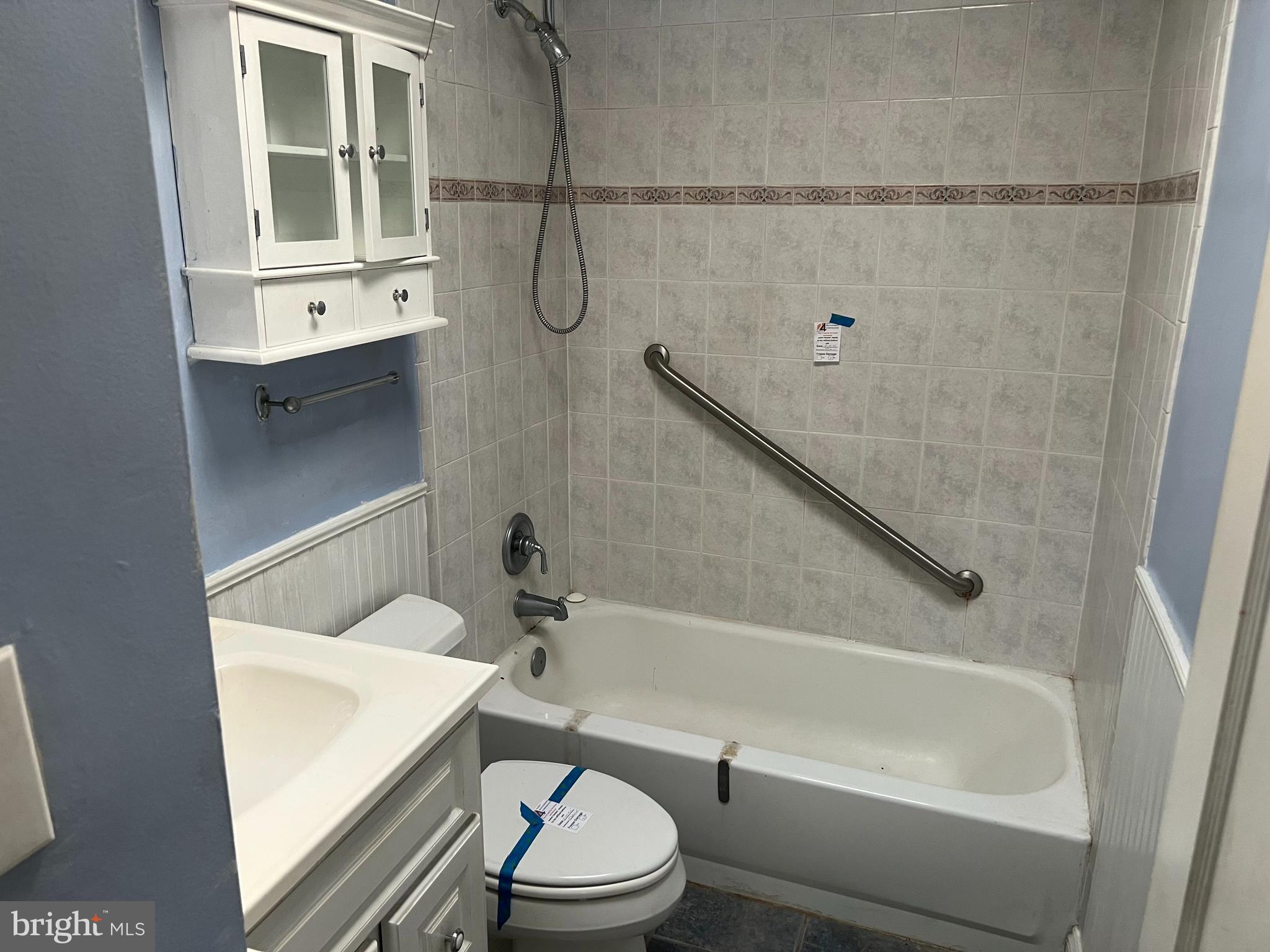 3536 McShane Way Baltimore, MD 21222 - Photo 8 of 11 a bathroom with a bathtub and a toilet