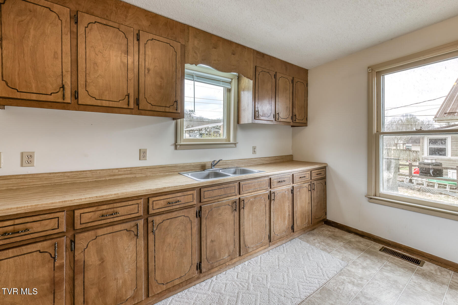 708 North Main Avenue Erwin, TN 37650 - Photo 14 of 28 708 N Main Ave-17