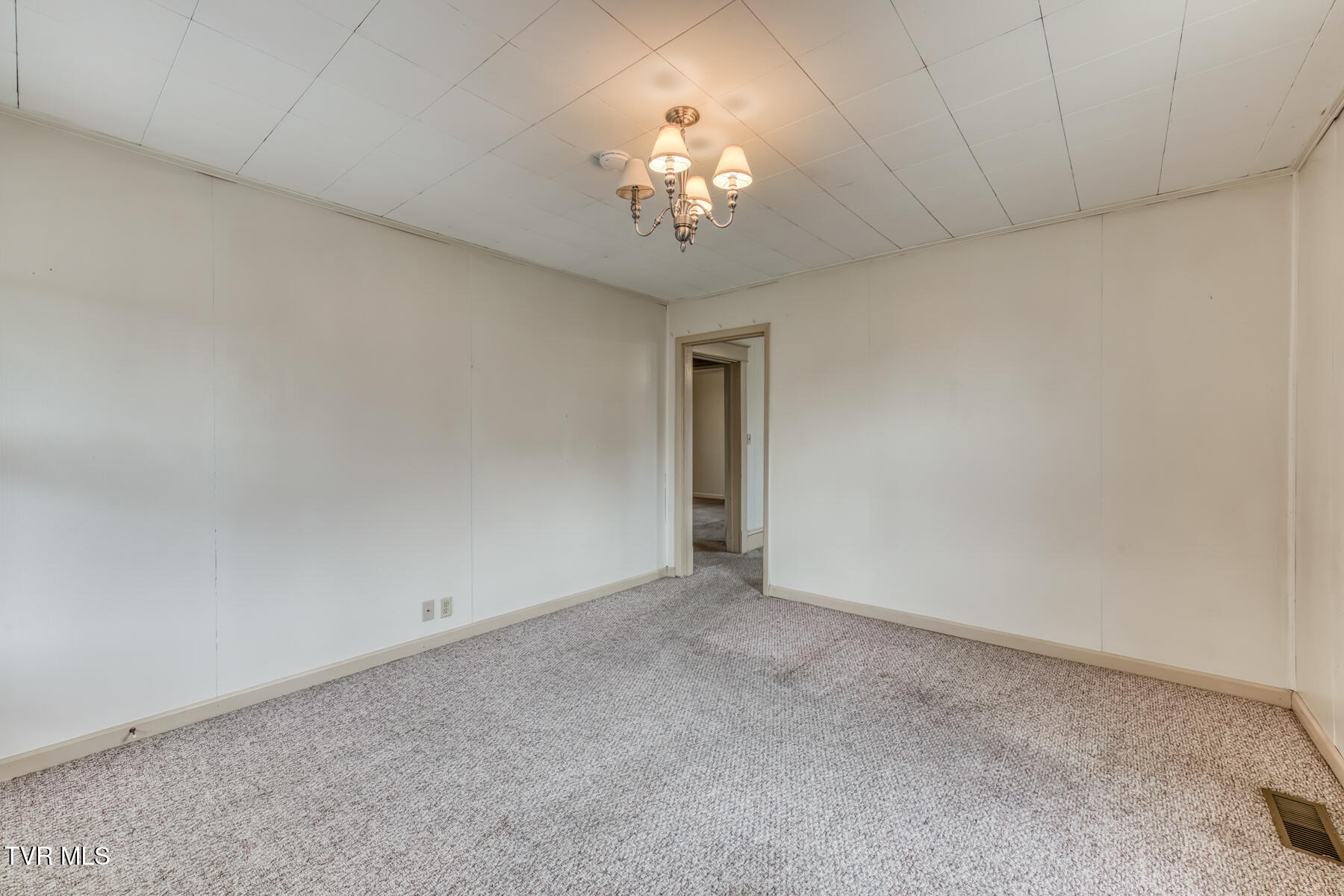 708 North Main Avenue Erwin, TN 37650 - Photo 9 of 28 708 N Main Ave-6