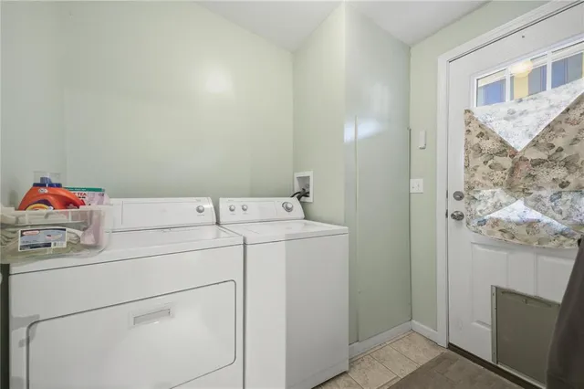 a view of a house with backyard