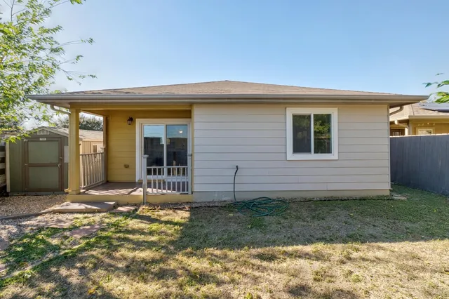 a view of a house with backyard