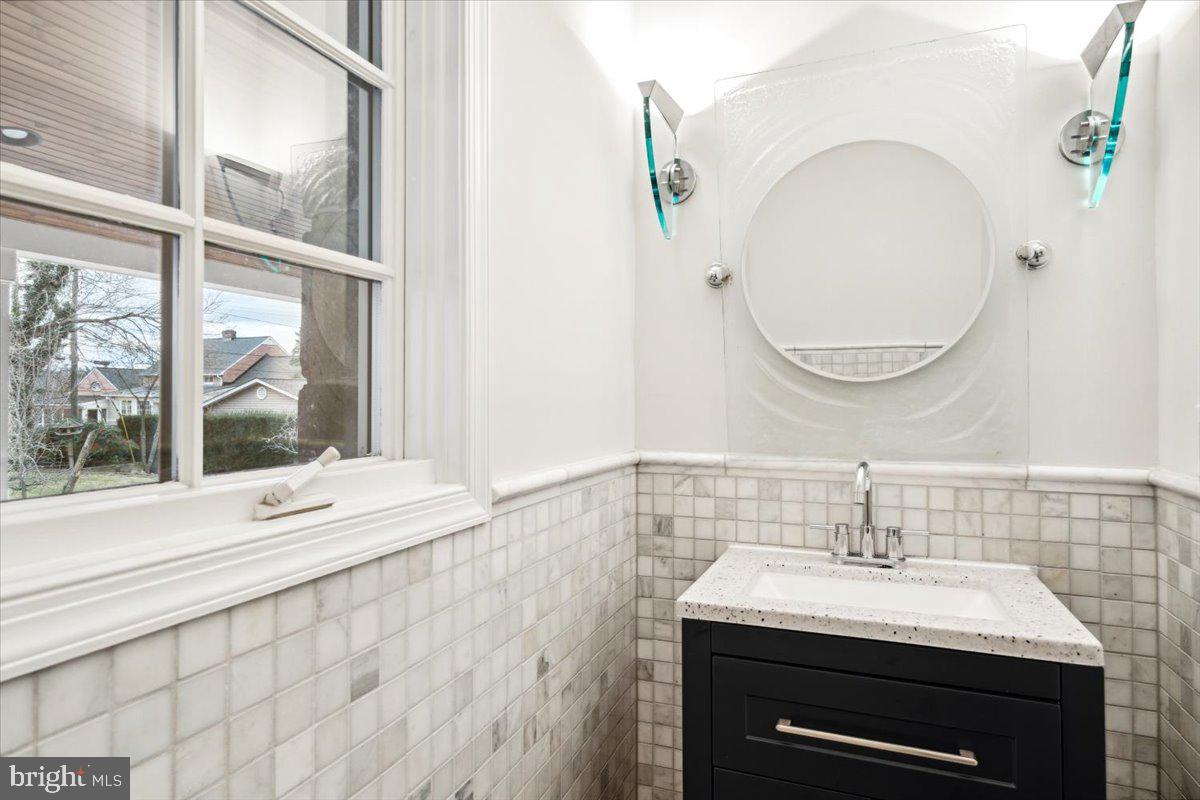 900 Rosemont Avenue Frederick, MD 21701 - Photo 24 of 62 Main level half bathroom