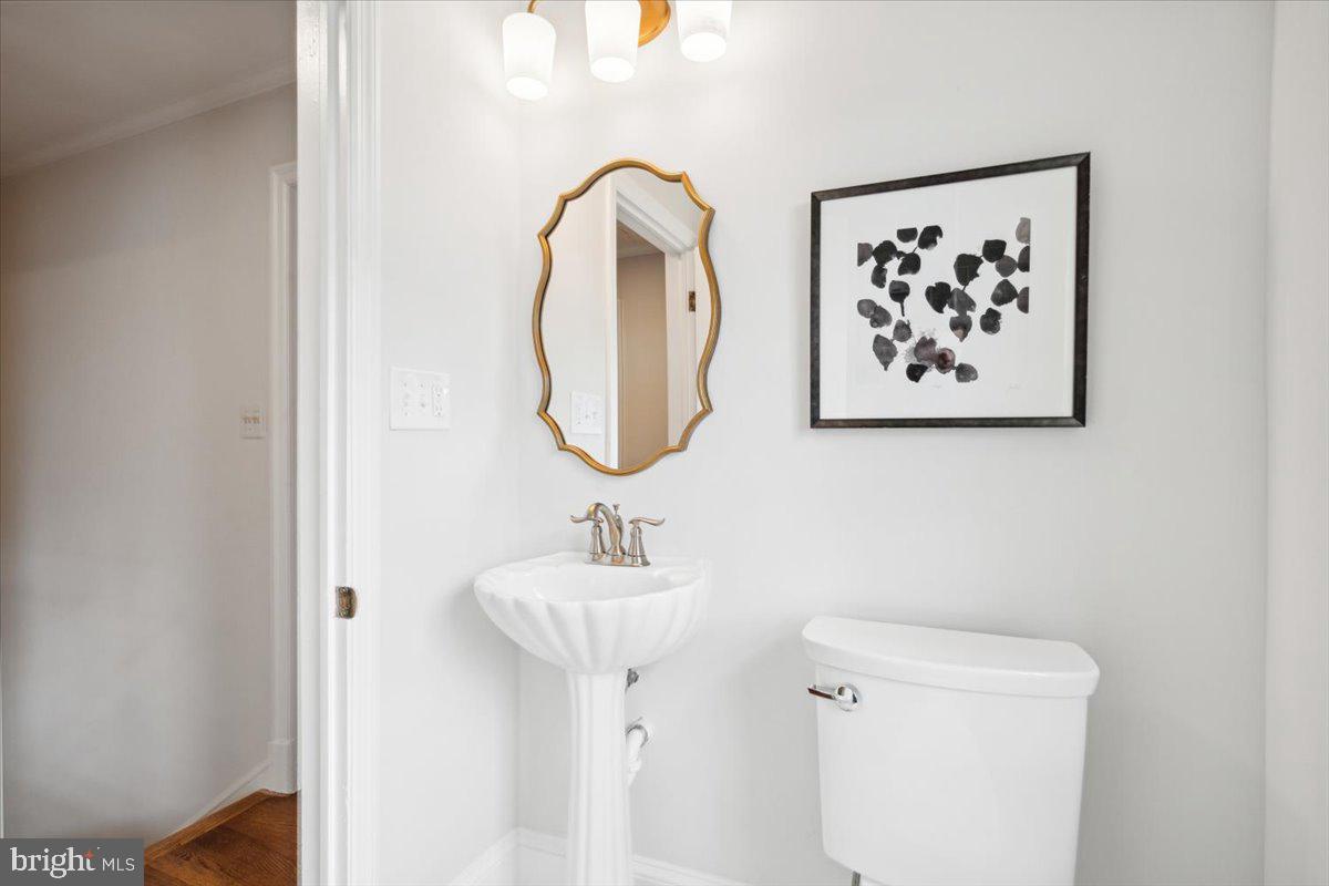 900 Rosemont Avenue Frederick, MD 21701 - Photo 36 of 62 Upper level hall bath