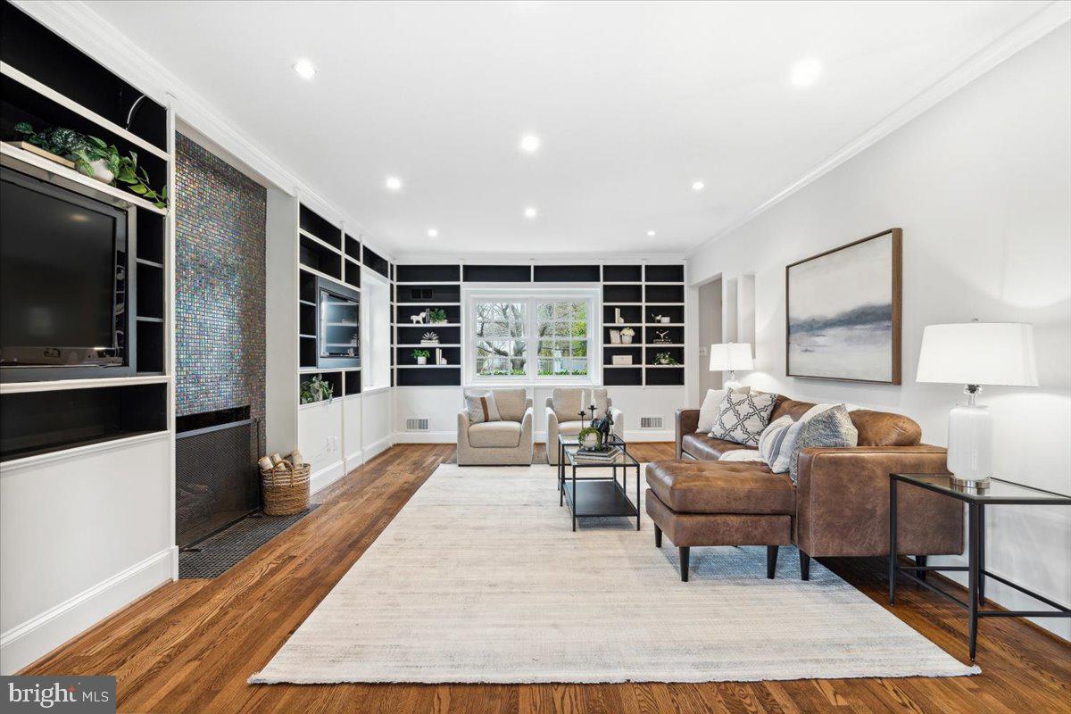 900 Rosemont Avenue Frederick, MD 21701 - Photo 6 of 62 Open living room with built-ins