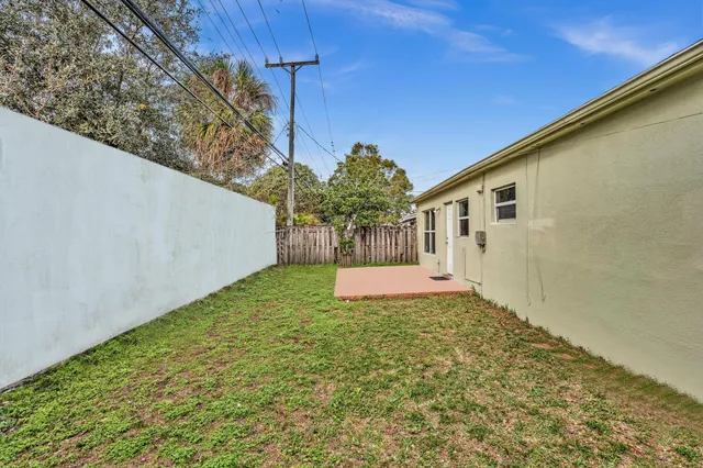 a view of a back yard of the house