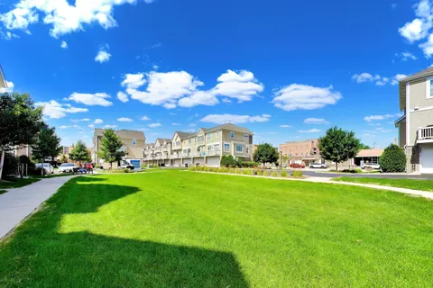 $499,900 | 810 Lexington Circle West, Des Plaines, IL 60016
