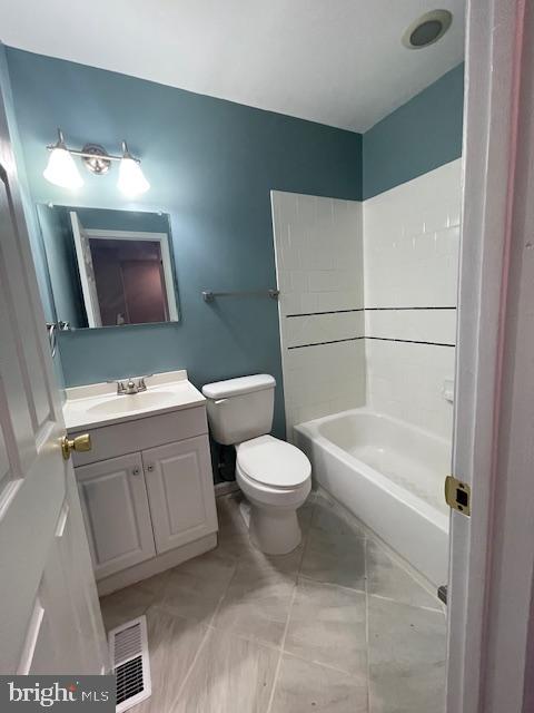 403 Strathaven Court Newark, DE 19702 - Photo 16 of 23 a bathroom with a toilet a sink and bathtub