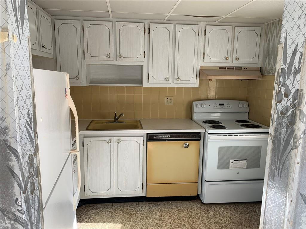 Undisclosed Address Pompano Beach, FL 33063 - Photo 4 of 19 Kitchen