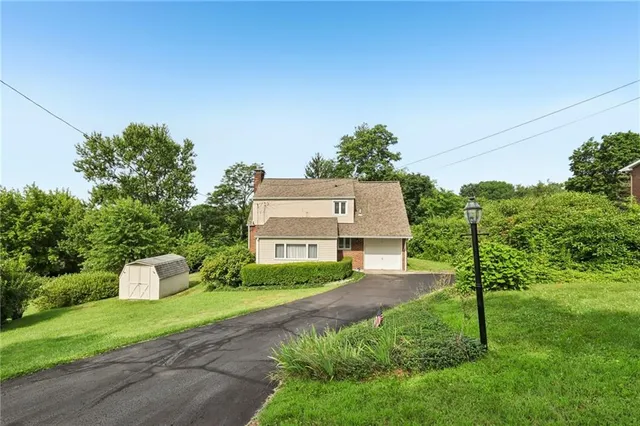 a view of a back yard