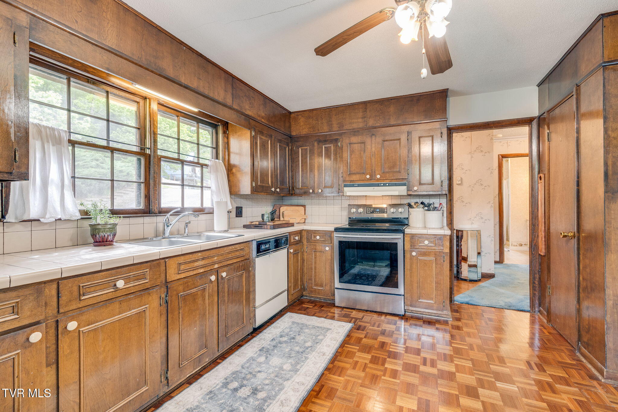 457 Lakeshore Road Bluff City, TN 37618 - Photo 11 of 58 011