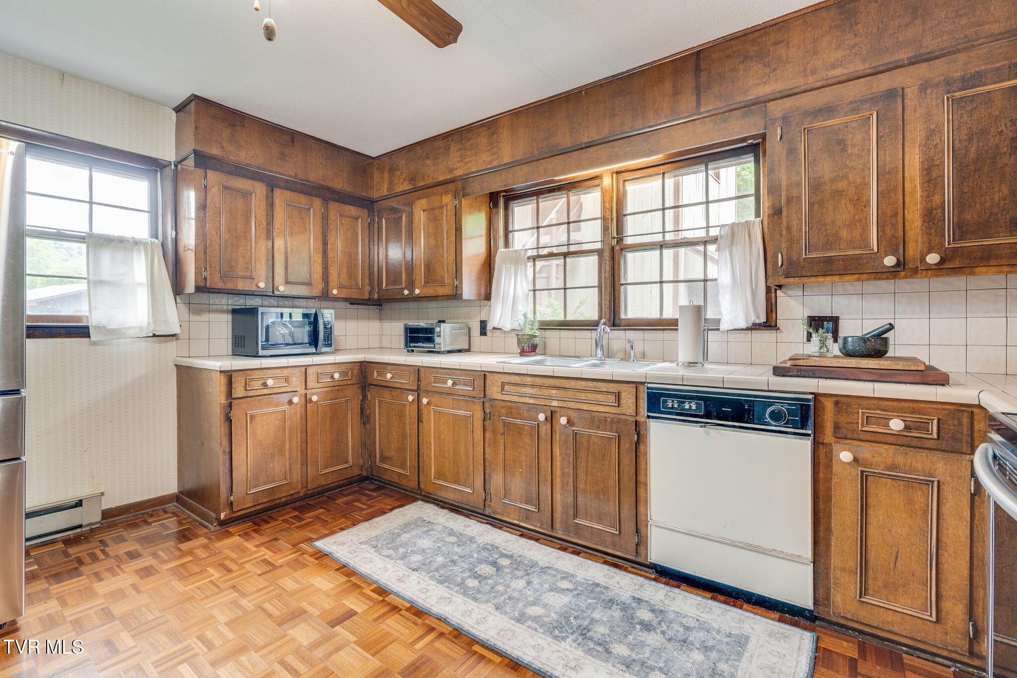457 Lakeshore Road Bluff City, TN 37618 - Photo 13 of 58 013
