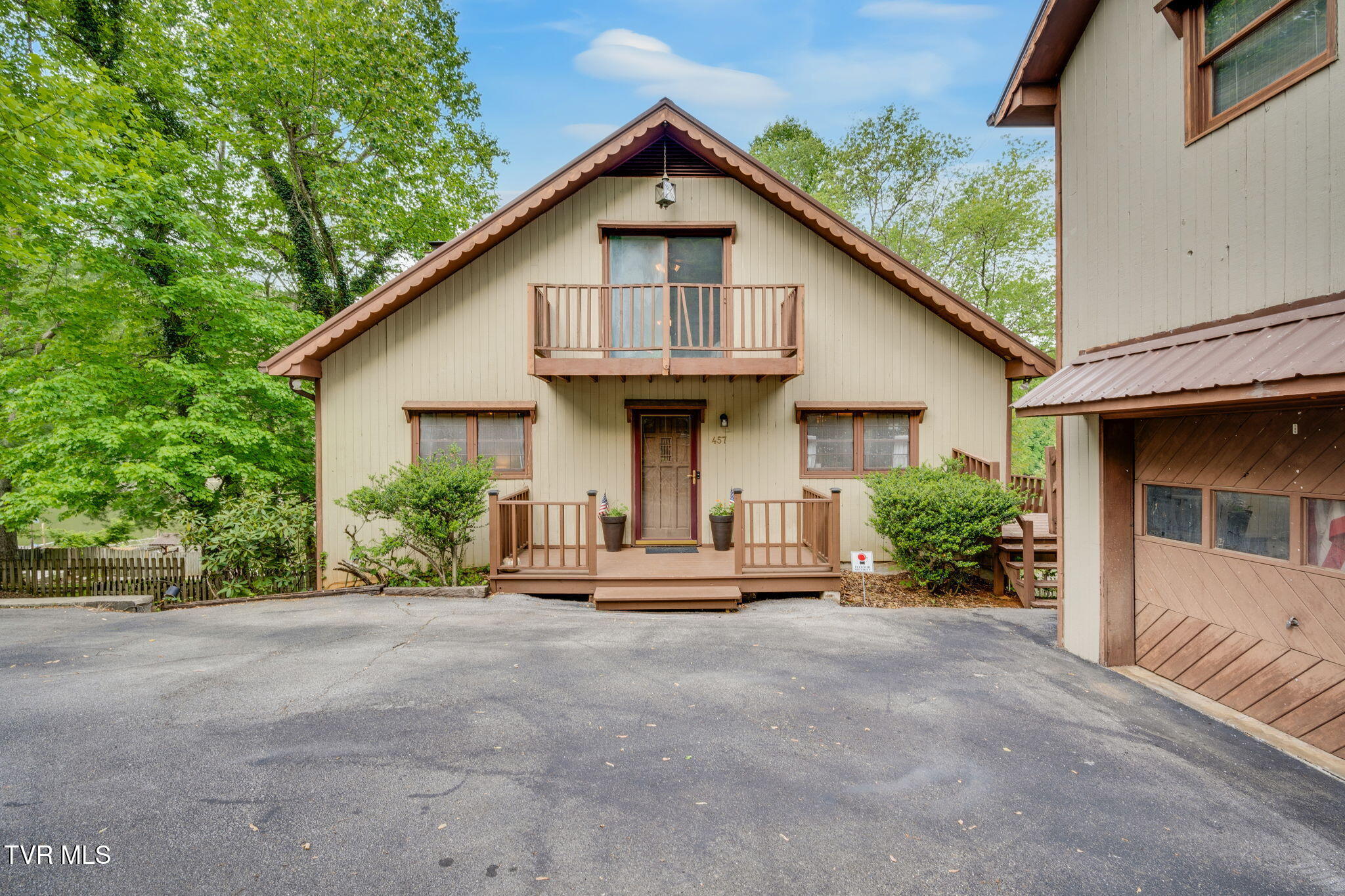 457 Lakeshore Road Bluff City, TN 37618 - Photo 3 of 58 003