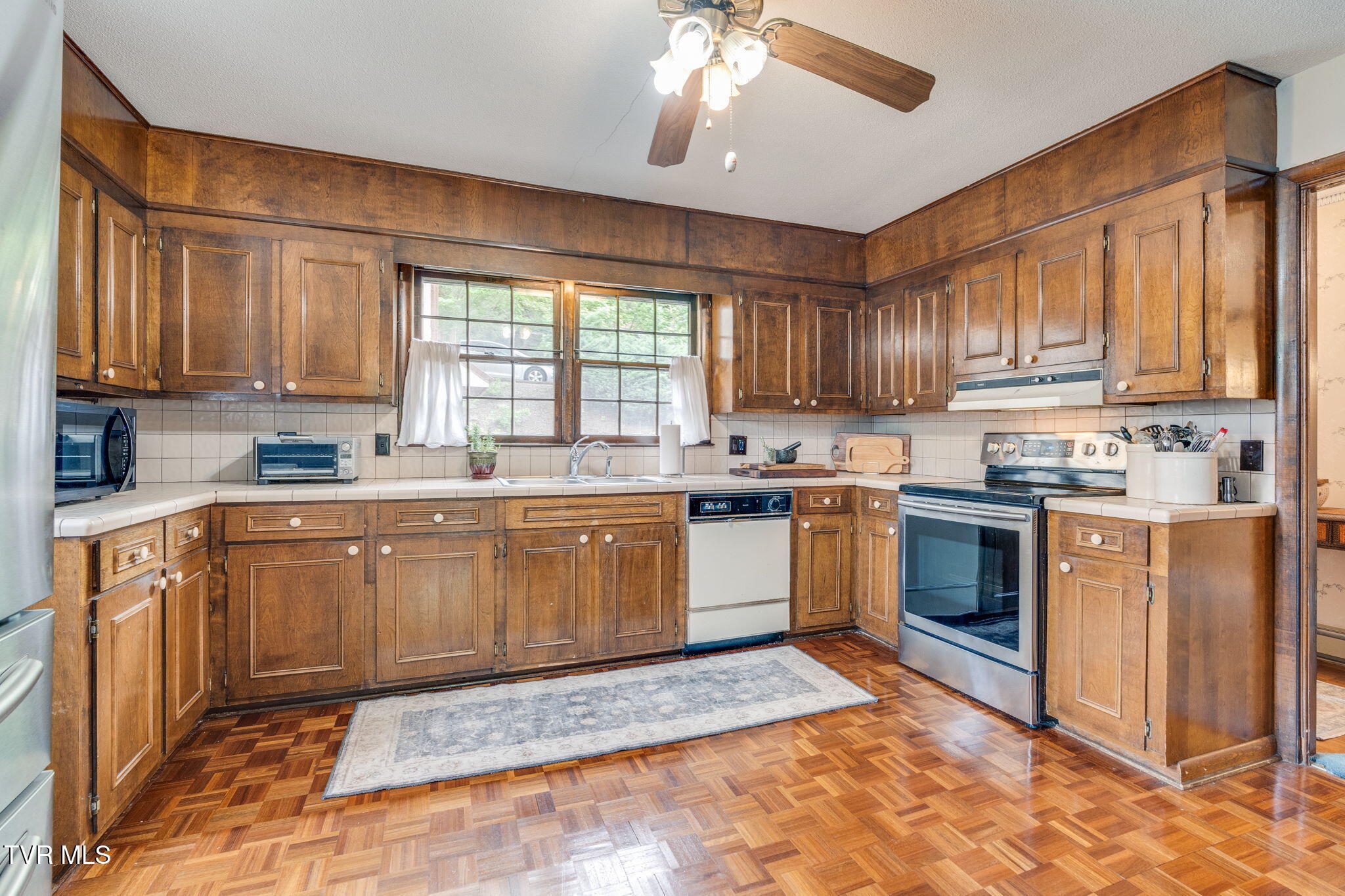 457 Lakeshore Road Bluff City, TN 37618 - Photo 10 of 58 010