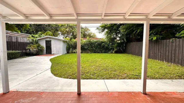 a view of a backyard