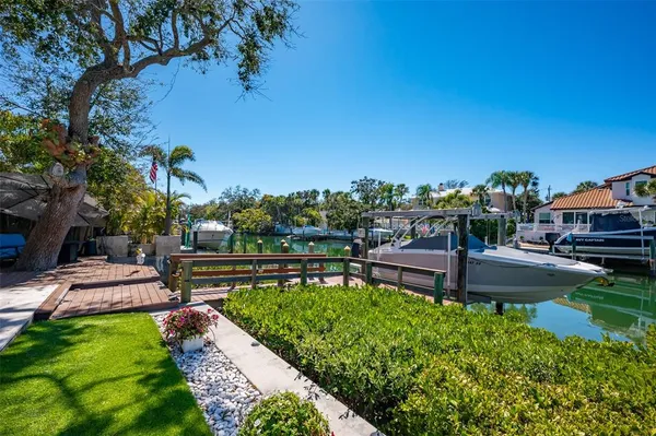 $2,900,000 | 4938 Commonwealth Drive, Sarasota, FL 34242