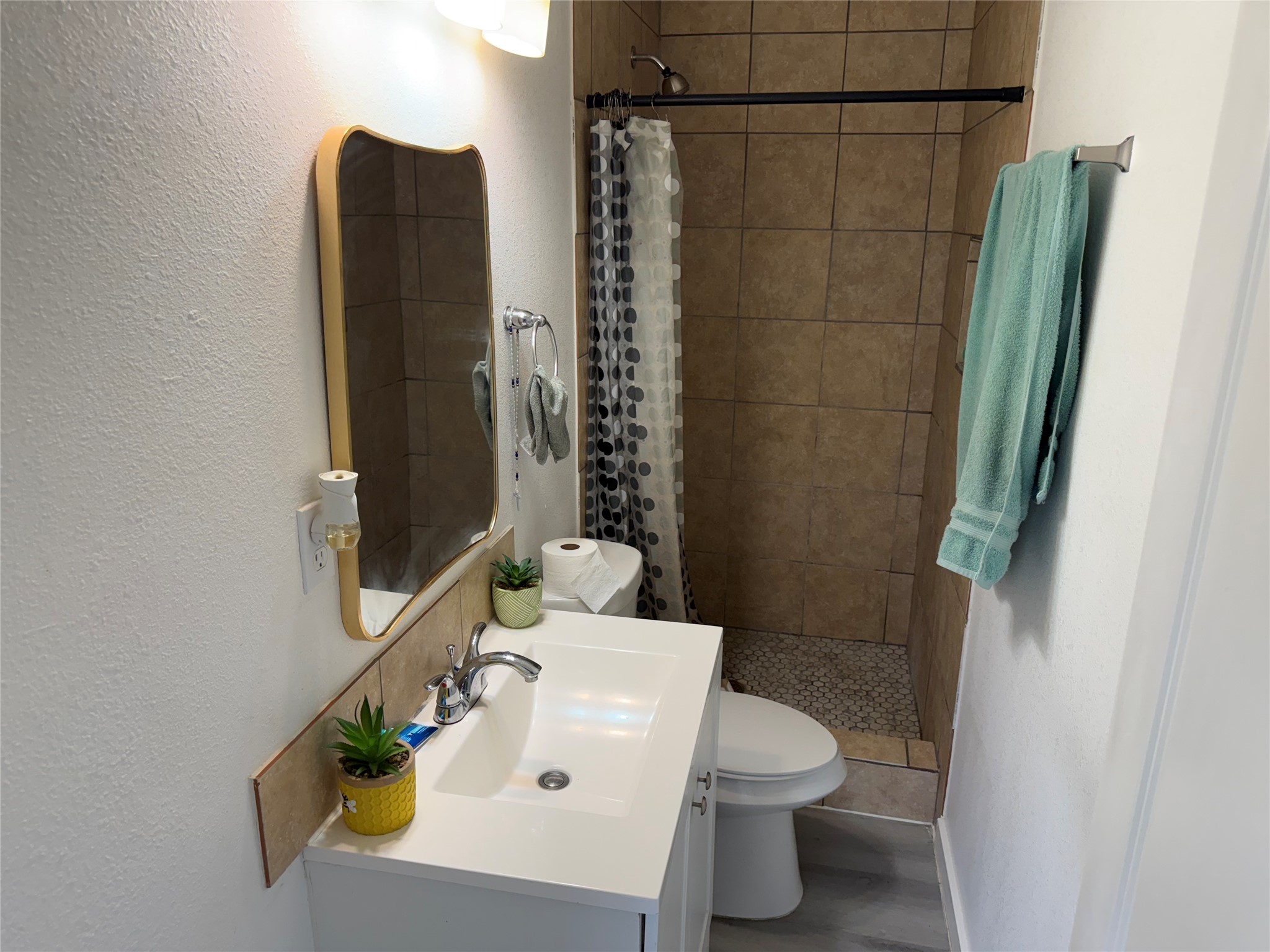 13125 1st Street Kendleton, TX 77417 - Photo 16 of 21 2nd Full bath.