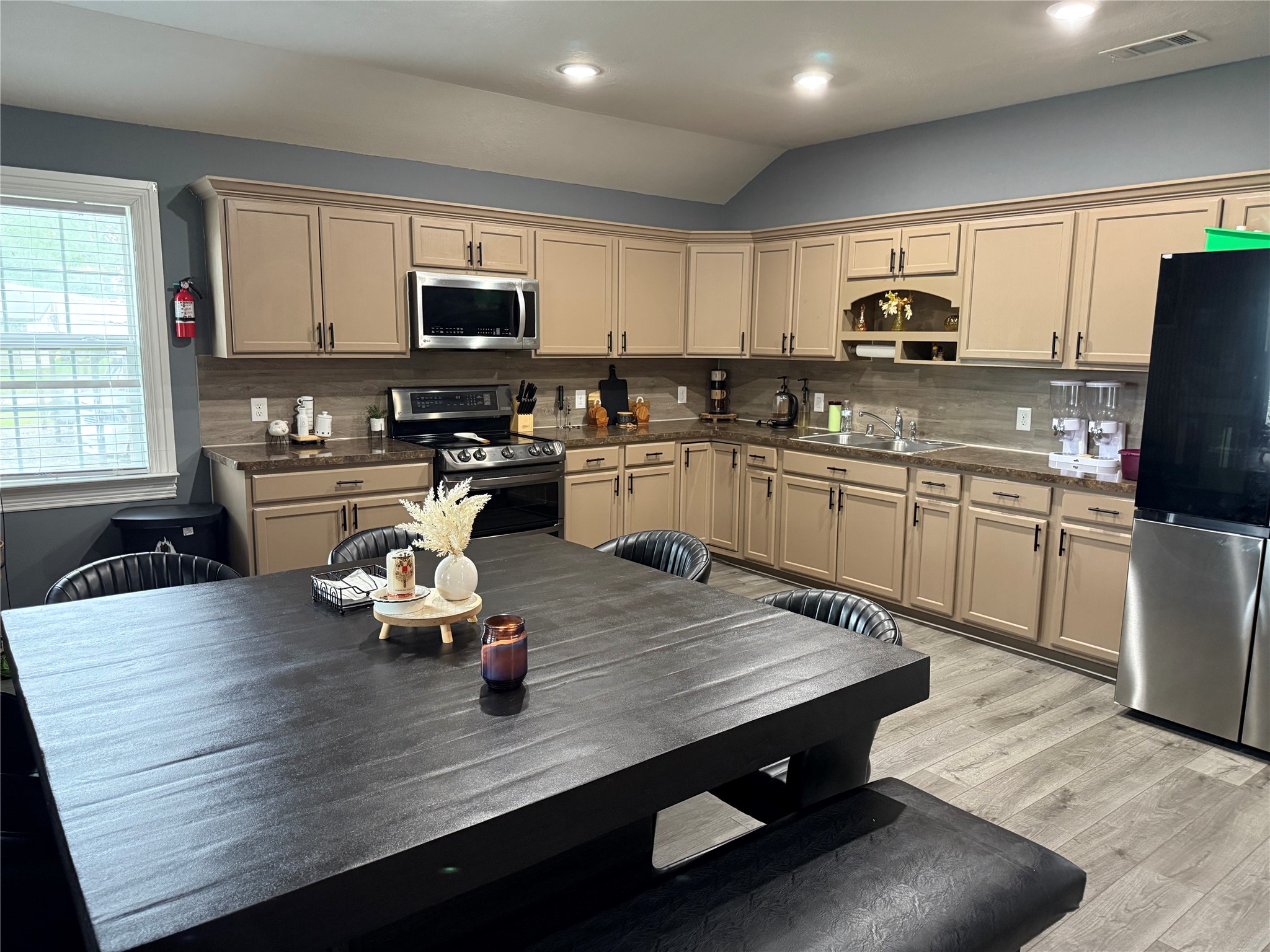 13125 1st Street Kendleton, TX 77417 - Photo 20 of 21 Spacious kitchen w/large breakfast table.