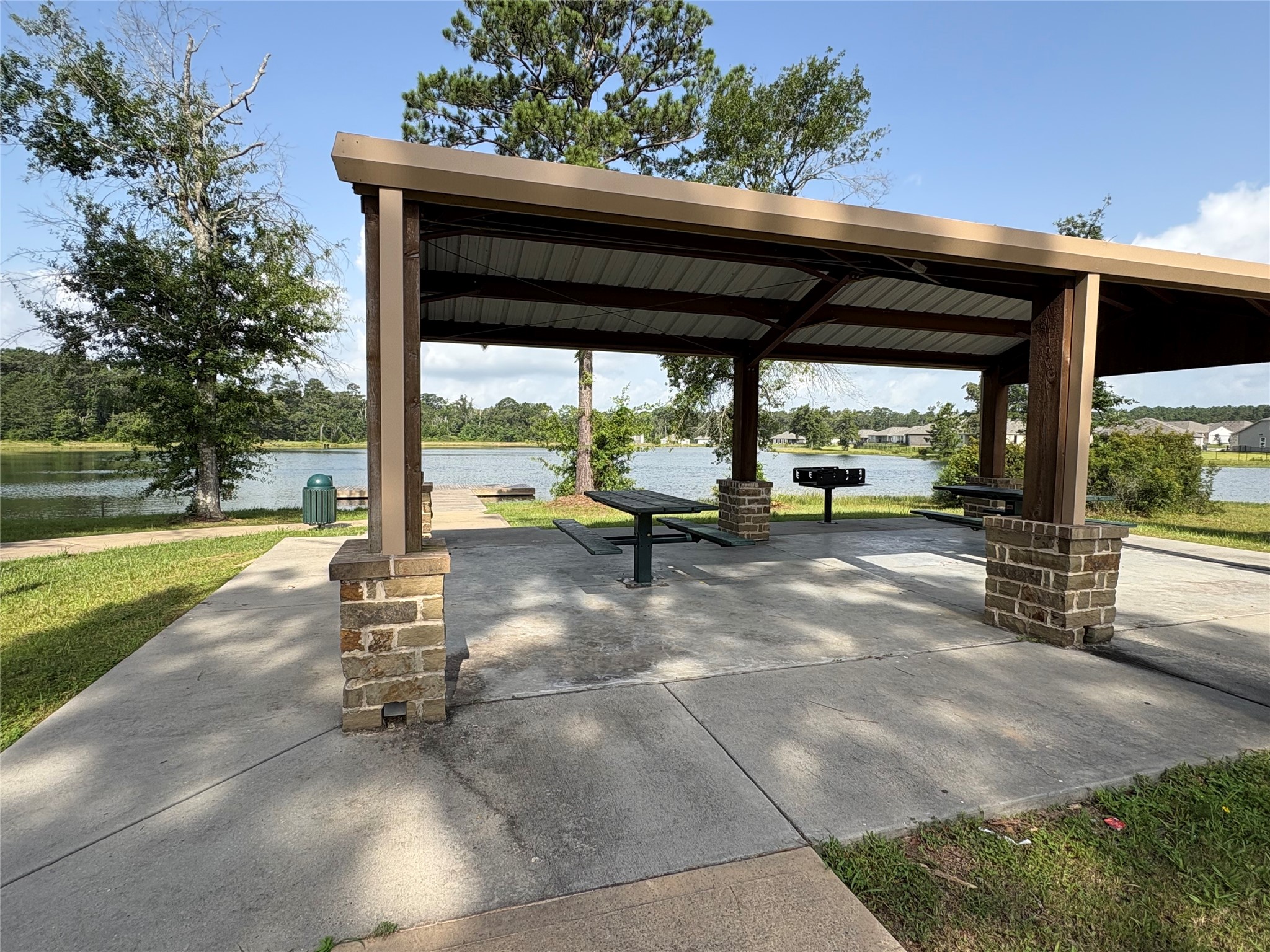 398 Shoreview Drive Conroe, TX 77303 - Photo 27 of 33 Covered picnic and BBQ area, gated for residents only