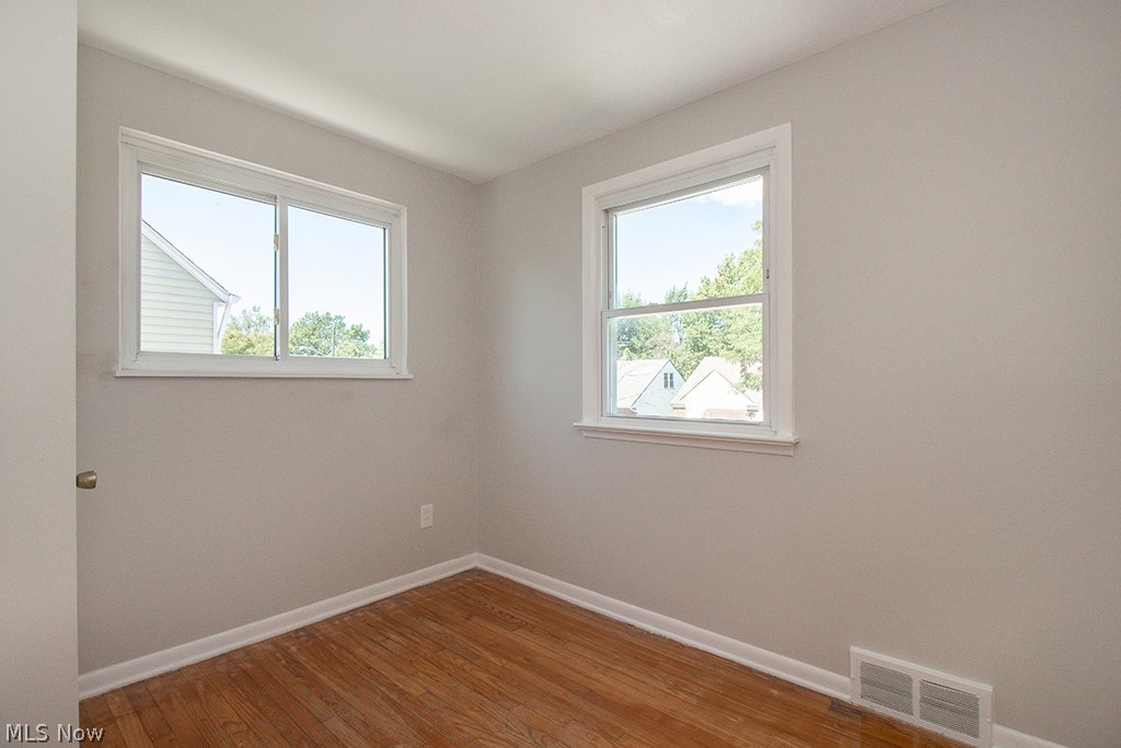 3954 Grosvenor Road Cleveland, OH 44118 - Photo 18 of 35
