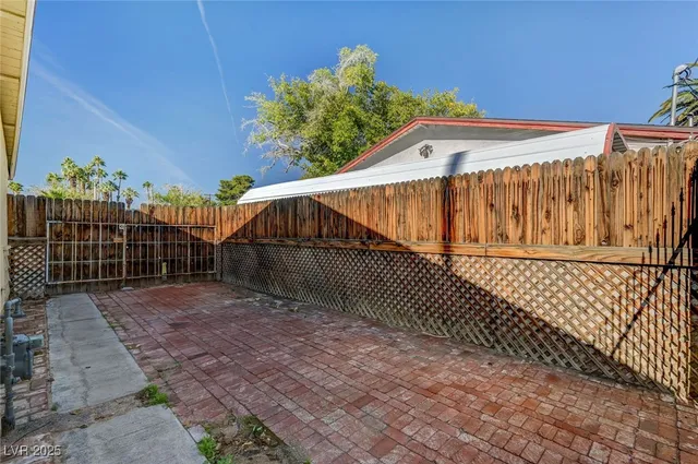 $2,100 | 1516 Inverness Avenue, Las Vegas, NV 89102