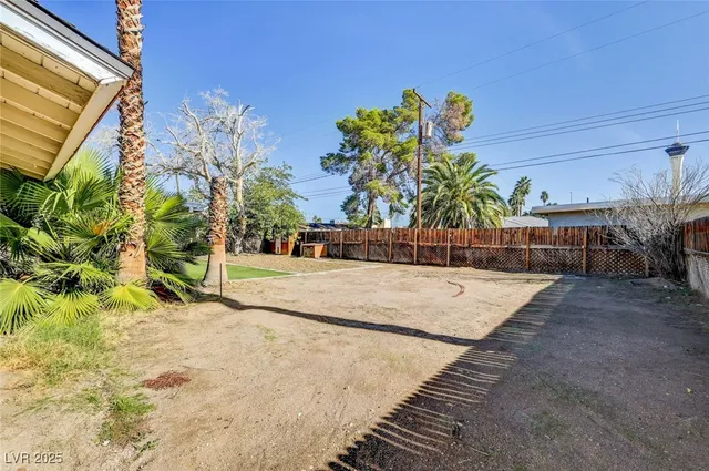$2,100 | 1516 Inverness Avenue, Las Vegas, NV 89102