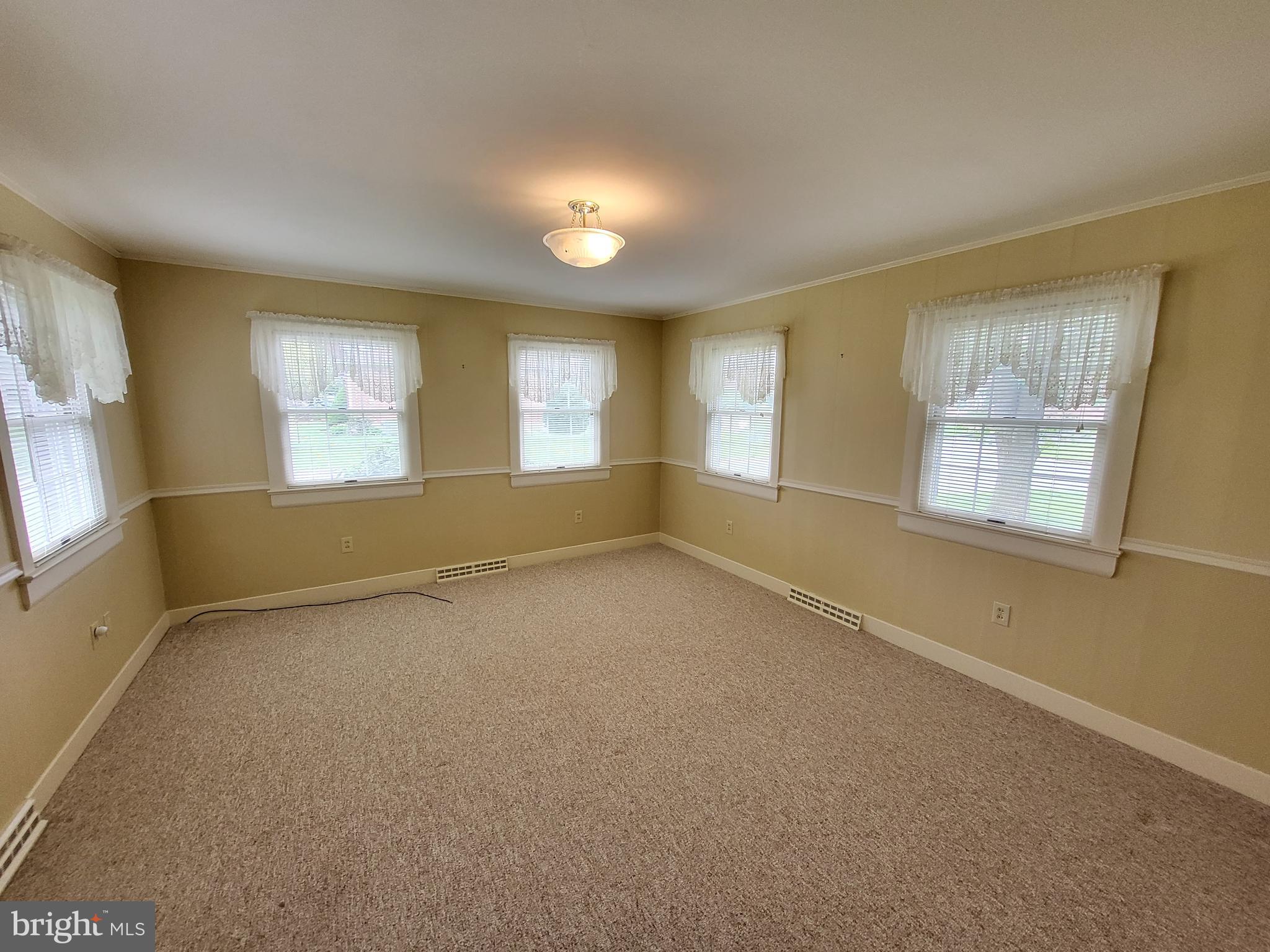 135 Highland Road Chambersburg, PA 17202 - Photo 8 of 18 Dining/Family Rm