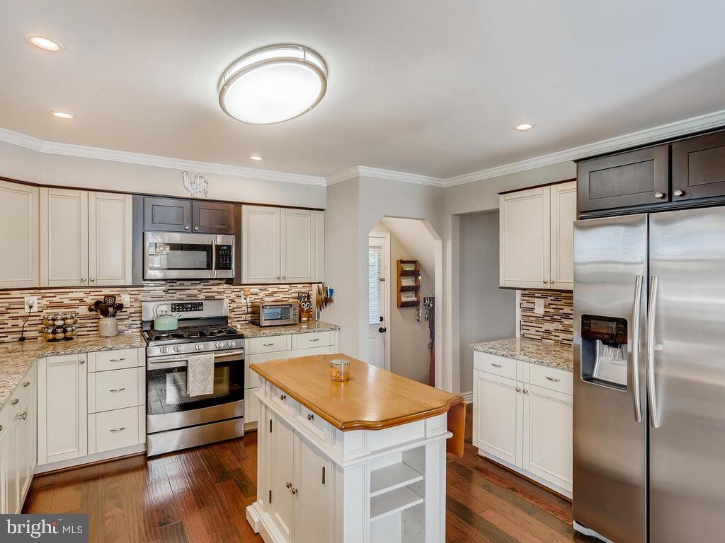 1306 St Francis Road Bel Air, MD 21014 - Photo 12 of 29 KIT w/AMPLE STORAGE, GRANITE, 5-BURNER GAS STOVE