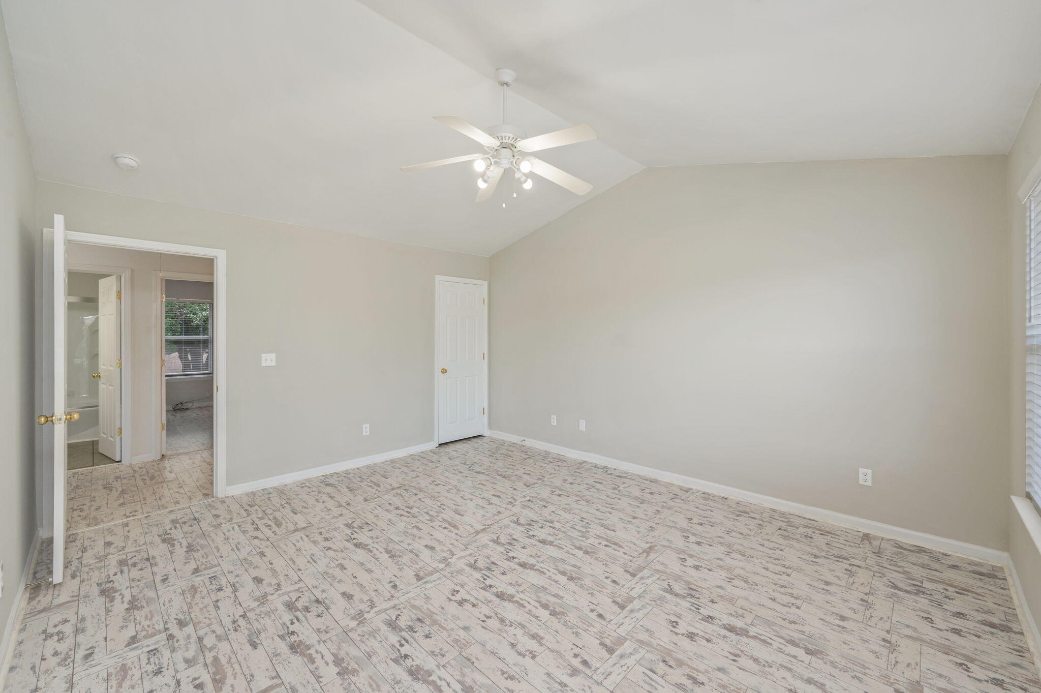 242 Wainwright Drive Crestview, FL 32539 - Photo 24 of 43 an empty room with closet and a ceiling fan