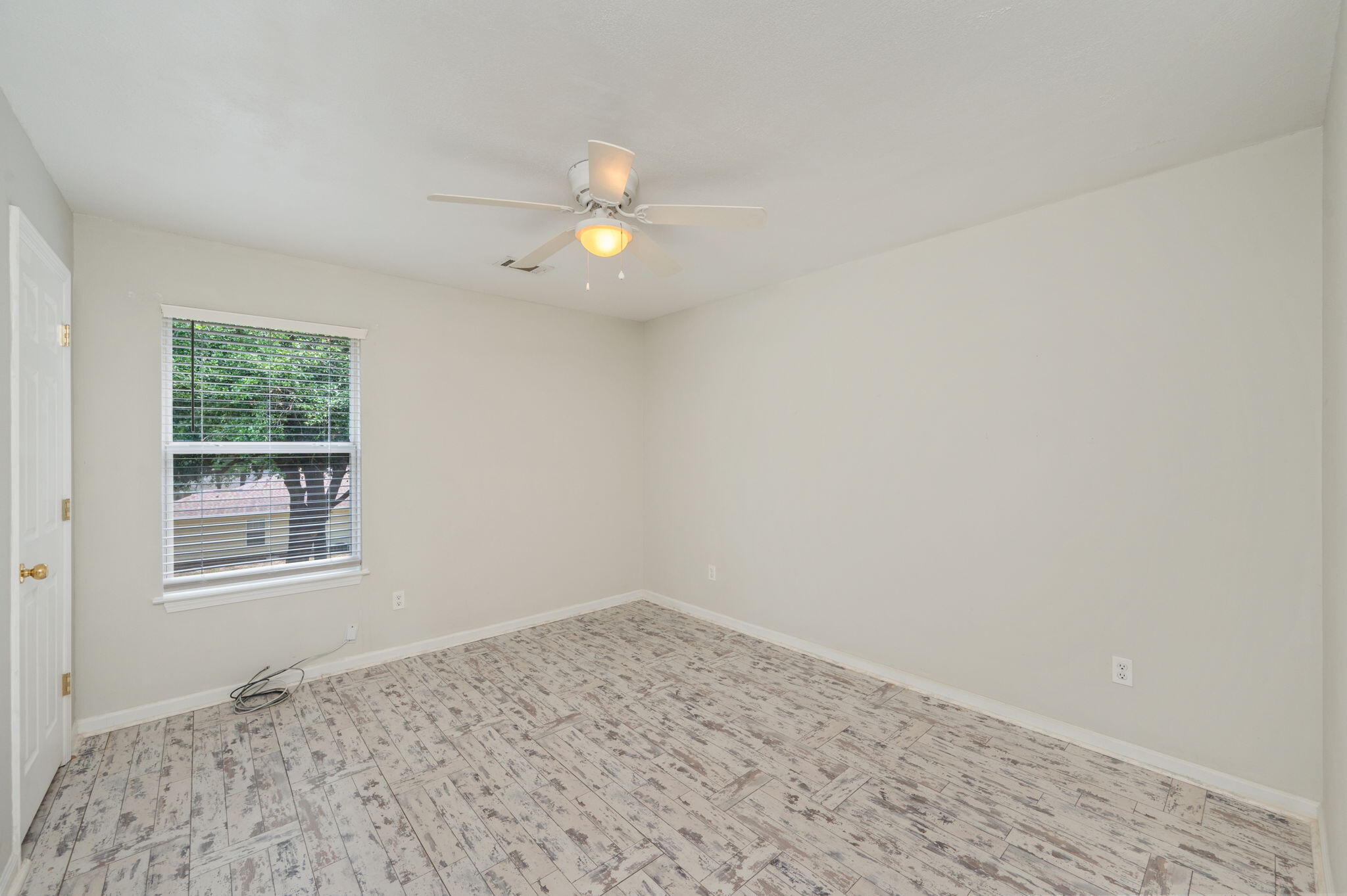 242 Wainwright Drive Crestview, FL 32539 - Photo 28 of 43 an empty room with a window