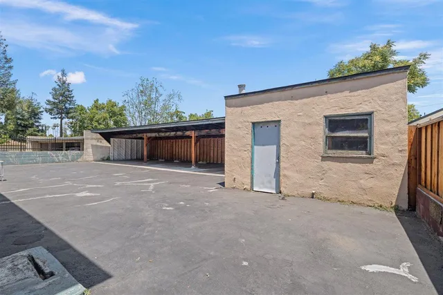 a view of a house with a backyard
