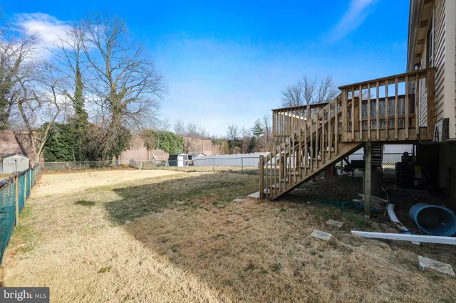 a view of a yard with entertaining space
