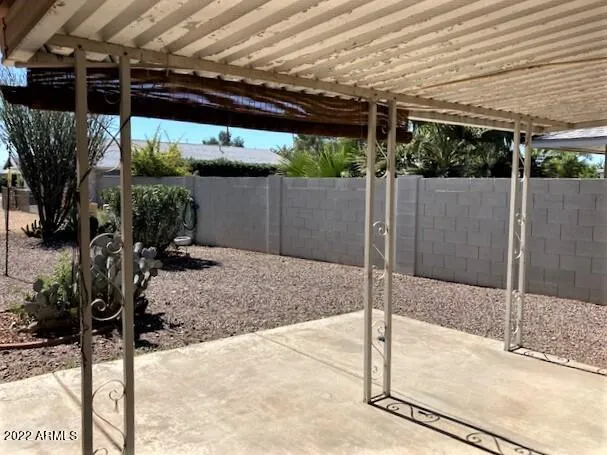 a view of a backyard