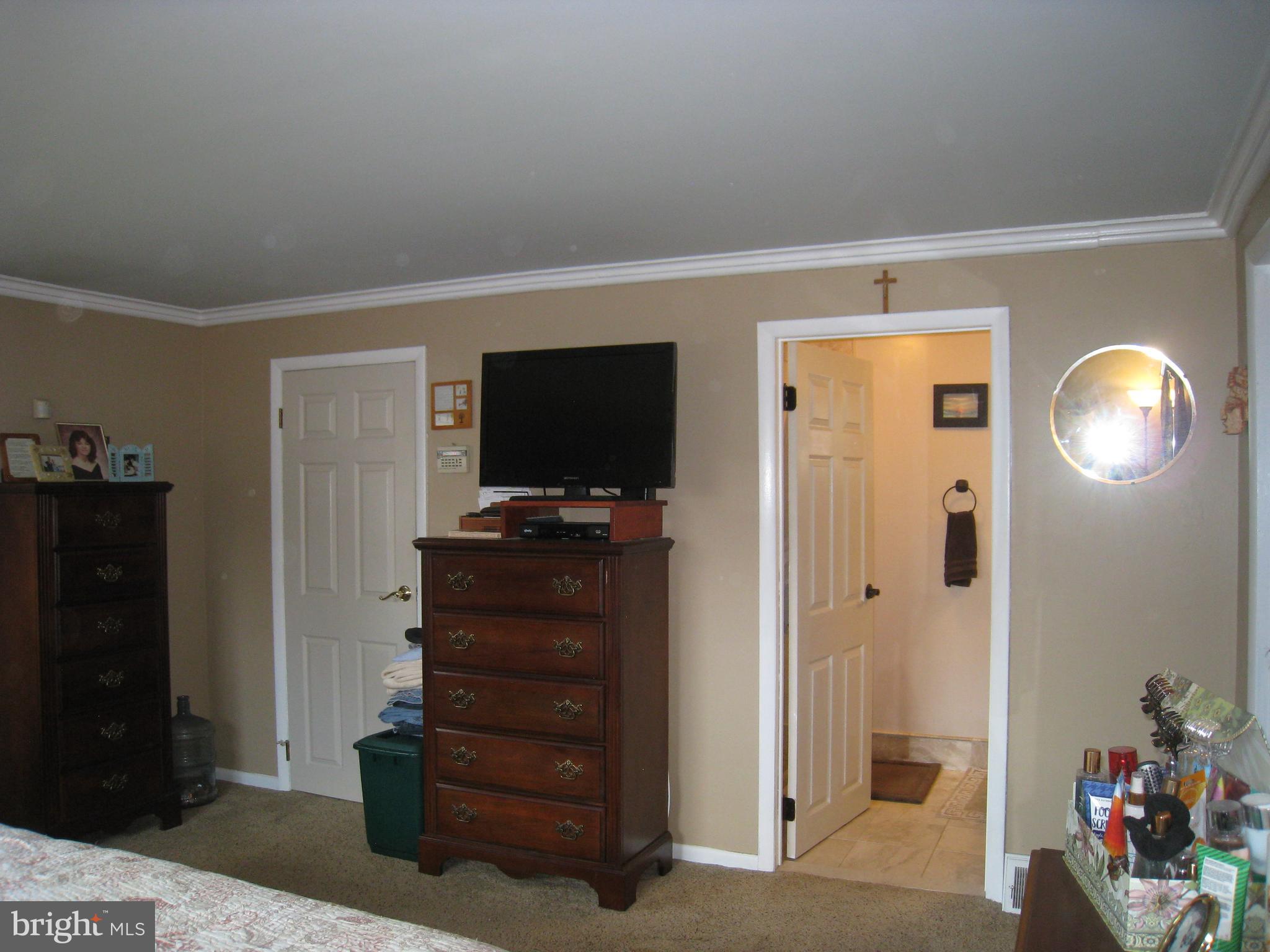29 Buttonwood Road Stratford, NJ 08084 - Photo 34 of 45 a room with a television and a dresser