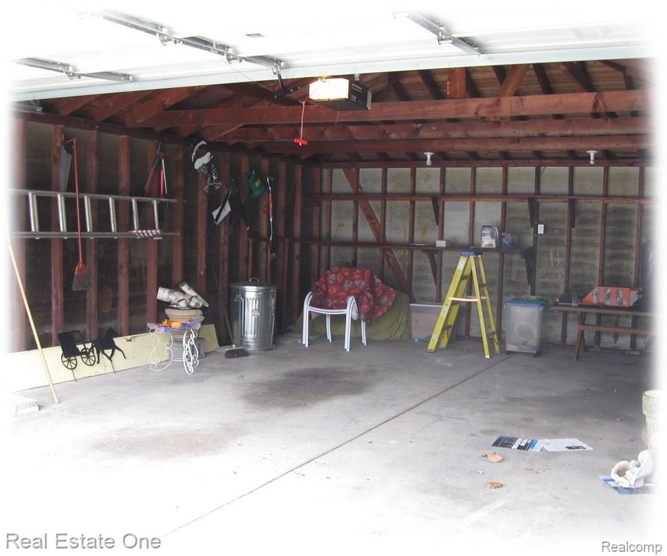 36747 Greenbush Road Wayne, MI 48184 - Photo 25 of 26 Lots of room for cars or storage!