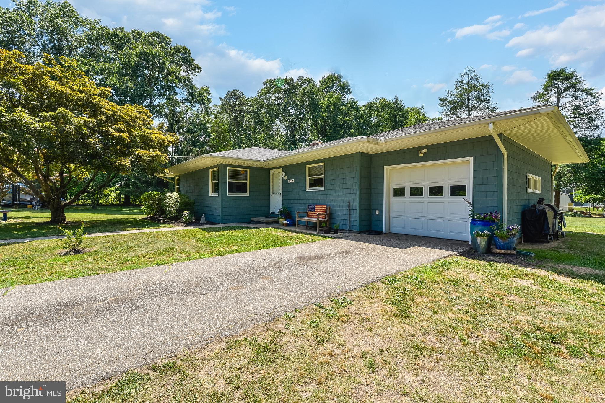 8408 Maryland Road Pasadena, MD 21122 - Photo 11 of 47 VINYL SHAKE SHINGLES