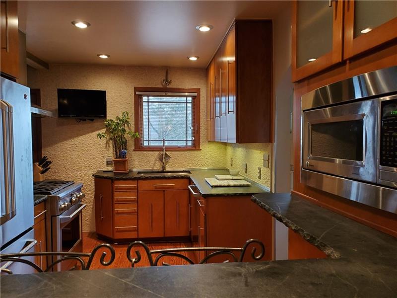 786 Boyce Road Bridgeville, PA 15017 - Photo 8 of 25 Gallery Image 8
