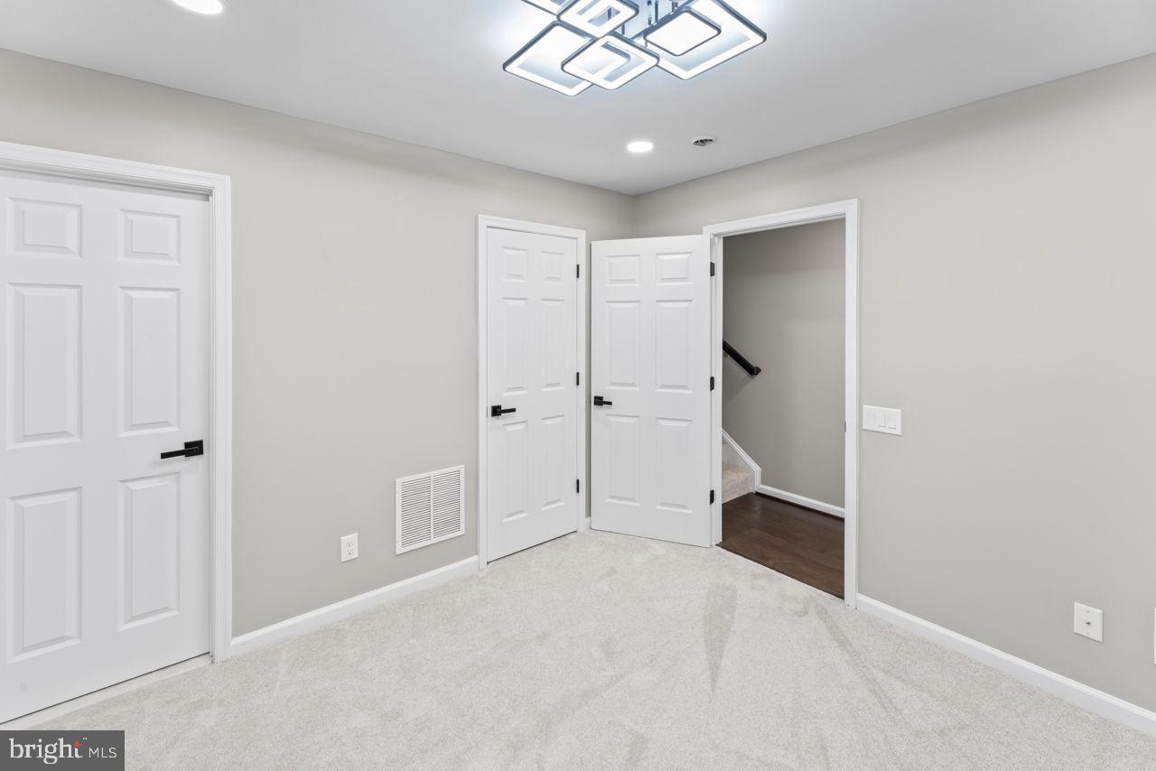 17045 Gibson Road Dumfries, VA 22026 - Photo 8 of 32 Versatile space with modern design elements.