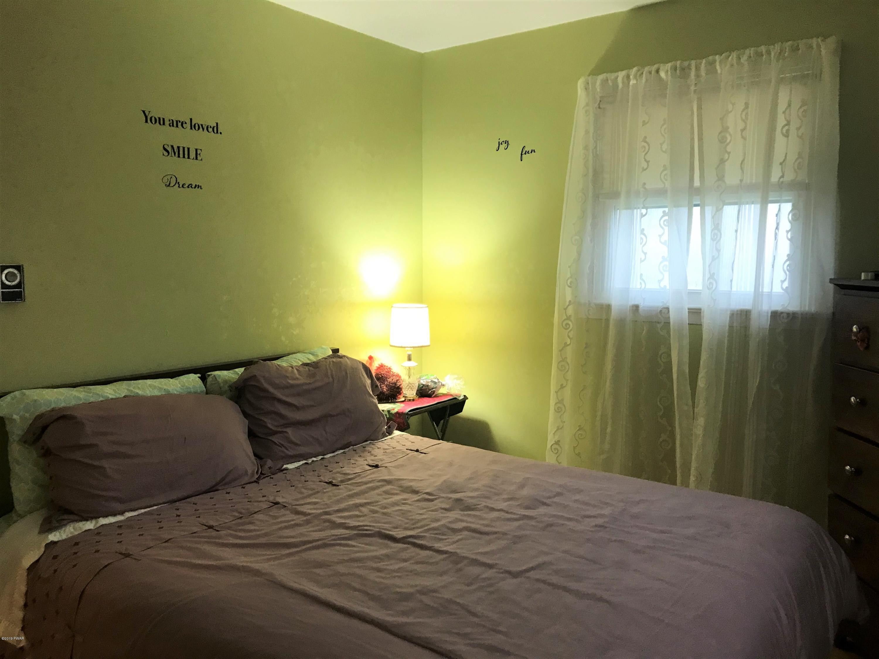 142 Kiel Road Milford, PA 18337 - Photo 20 of 34 a bedroom with a bed and a window