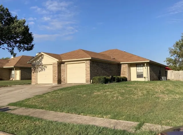 $241,500 | 808 White Rock Street, Saginaw, TX 76179