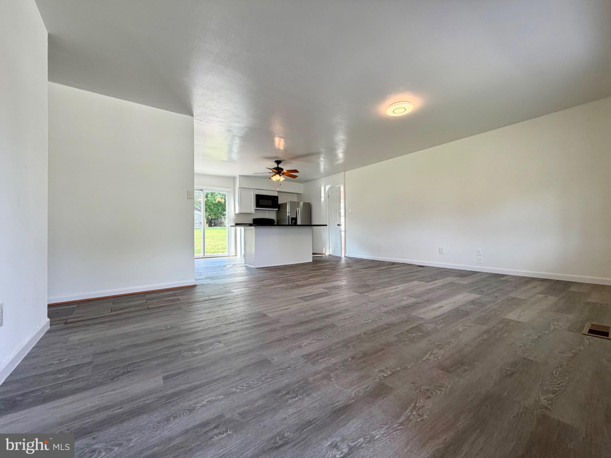 606 West Beech Road Sterling, VA 20164 - Photo 8 of 33 Spacious, sunlit open living area.