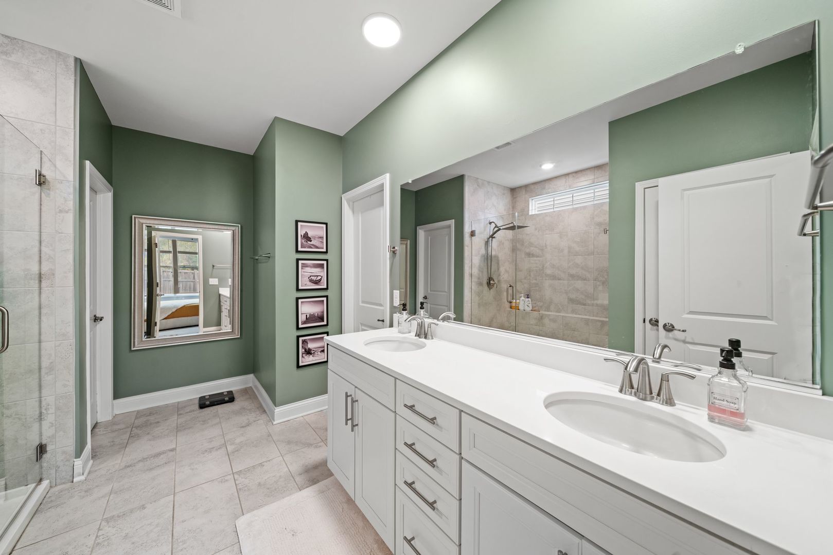 265 South Pointe Avenue South Elgin, IL 60177 - Photo 19 of 43 a spacious bathroom with a double vanity sink and a mirror