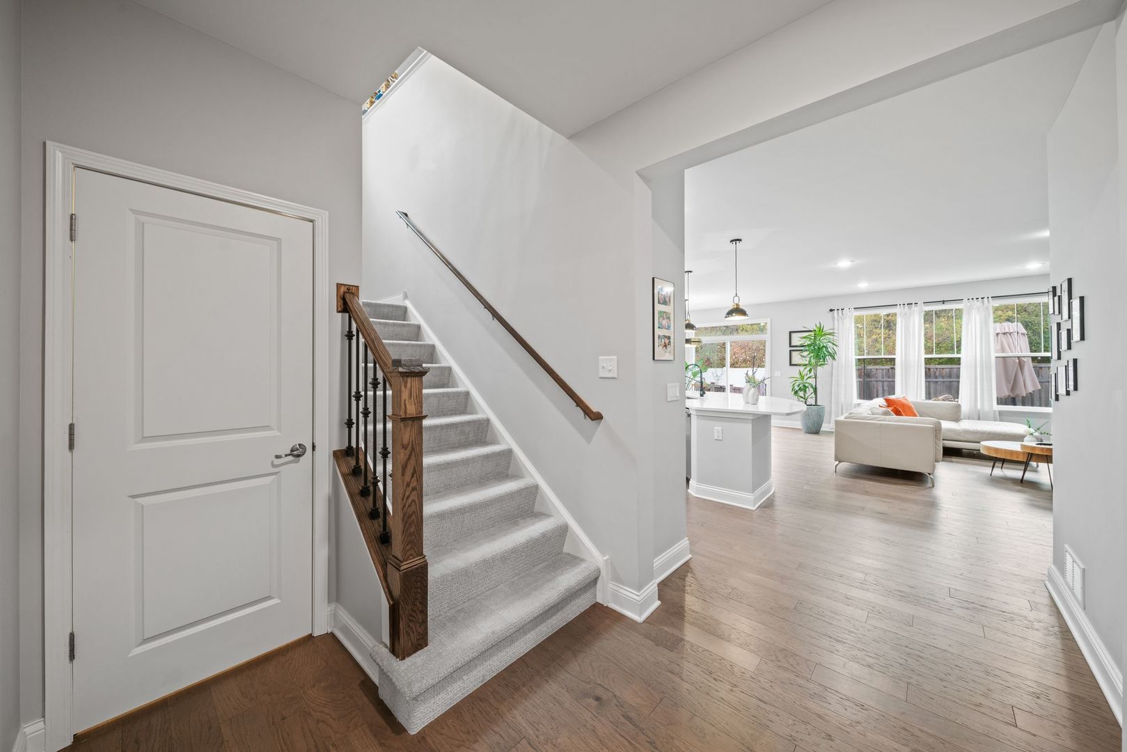 265 South Pointe Avenue South Elgin, IL 60177 - Photo 22 of 43 a view of a livingroom with furniture and a livingroom