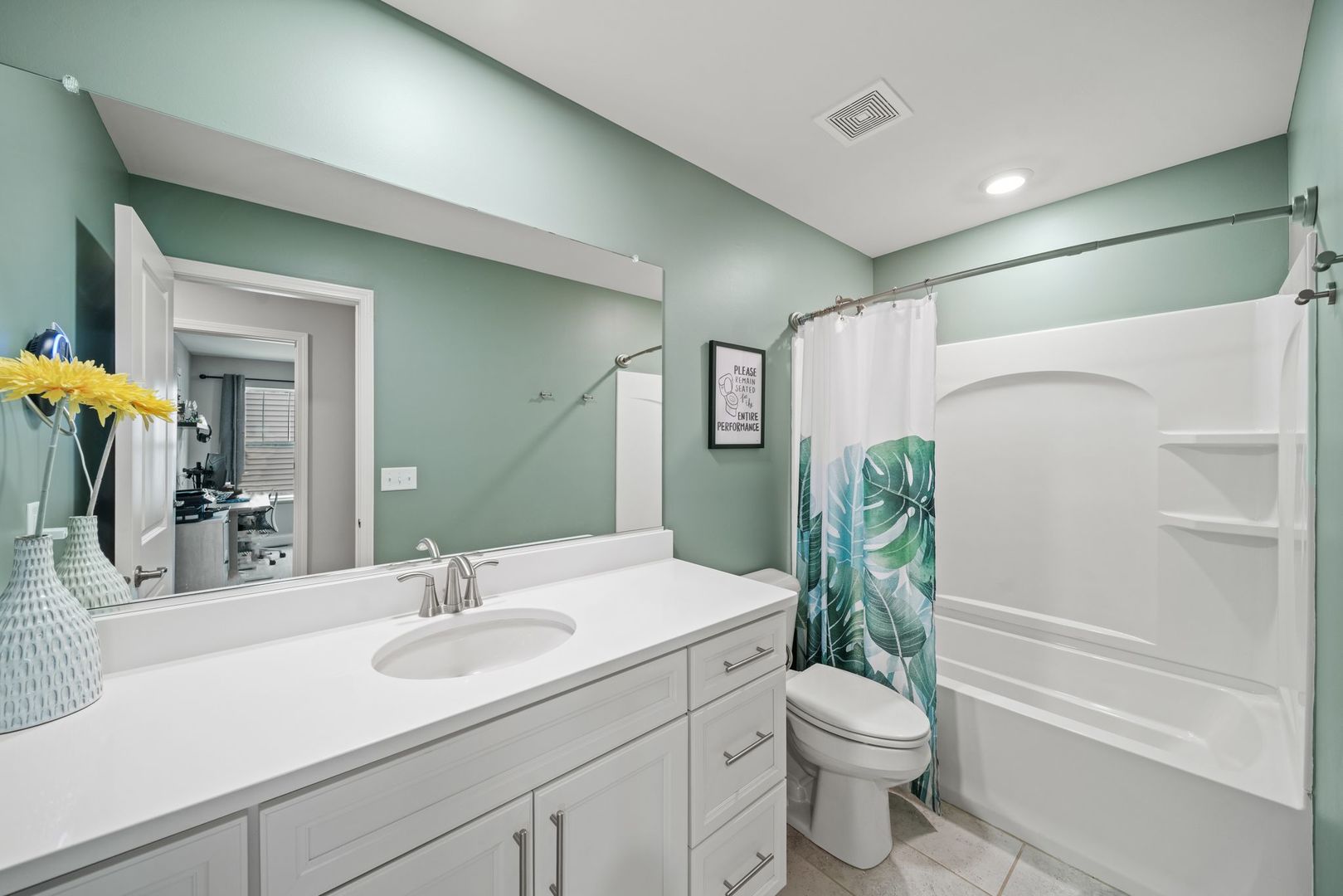 265 South Pointe Avenue South Elgin, IL 60177 - Photo 28 of 43 a bathroom with a sink toilet and shower