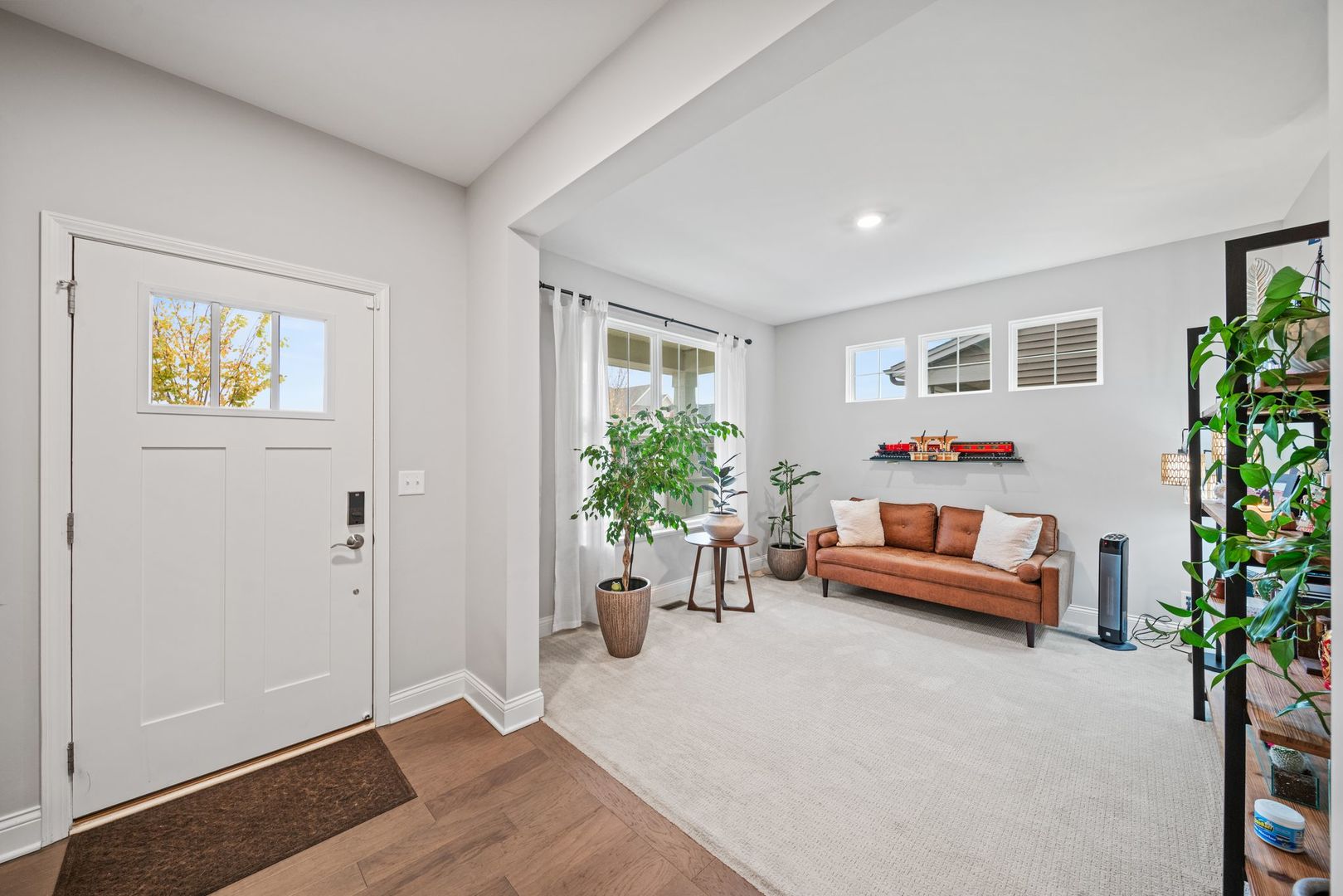 265 South Pointe Avenue South Elgin, IL 60177 - Photo 4 of 43 a living room with furniture and a potted plant
