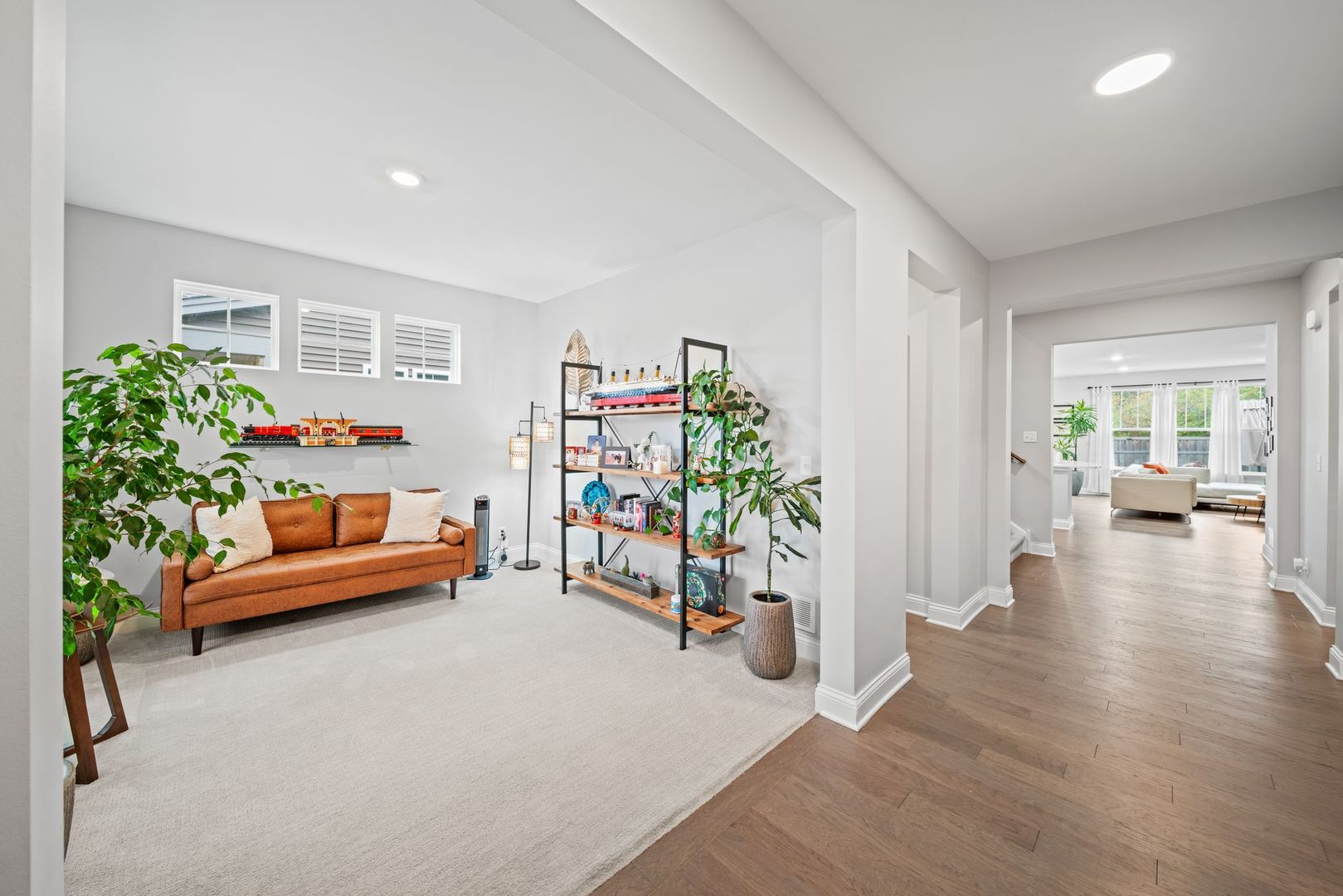 265 South Pointe Avenue South Elgin, IL 60177 - Photo 5 of 43 a living room with furniture and a potted plant